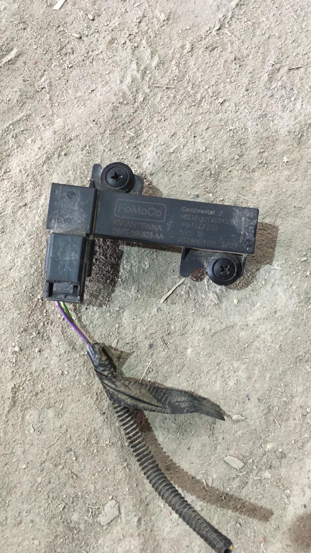 Антенна системы комфортного доступа Ford Escape 3 поколение C520 2015, 2.0 л., T8MB, дизель, АКПП, белый, правый руль - фото №1