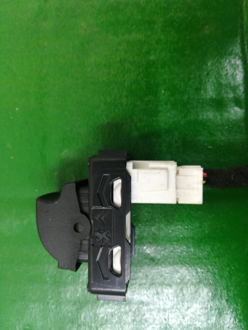 кнопка стеклоподъемника двери Peugeot 2008 1 поколение 2015, 1.6 л., EP6, бензин, АКПП, универсал, передний привод, правый руль, 96751115Z0 - фото №1