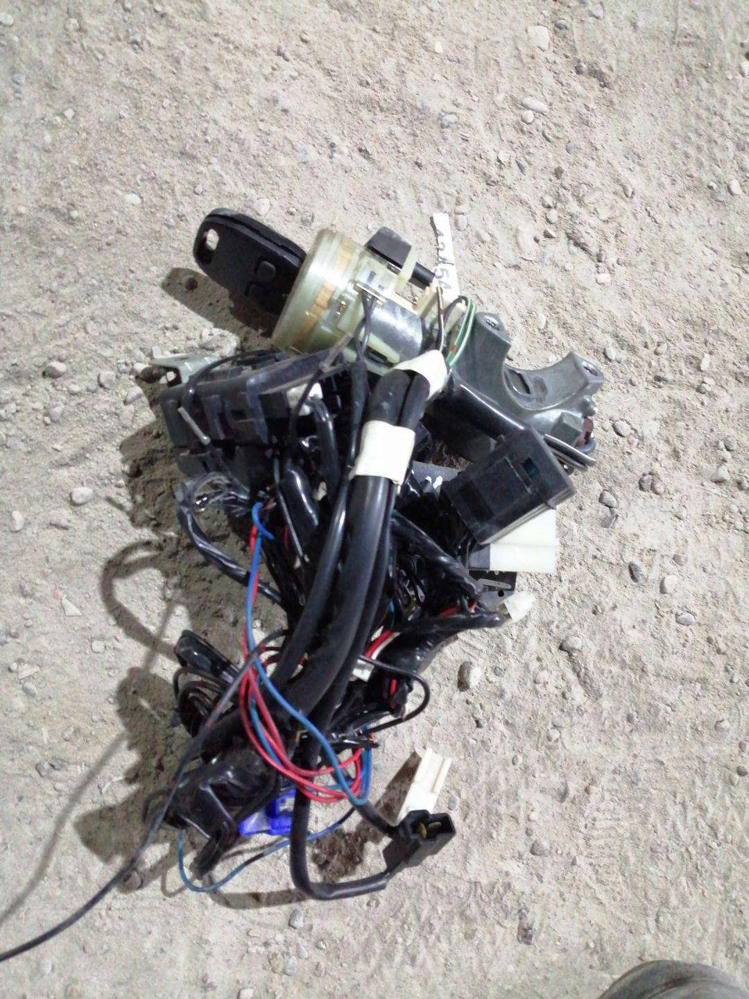 замок зажигания Subaru Legacy 3 поколение 2000, 2.5 л., EJ25, бензин, АКПП, синий, седан, правый руль - фото №1