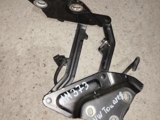 петля капота правая Volkswagen Touareg 1 поколение [рестайлинг] 2007, 3.0 л., BKS, дизель, АКПП, серый, правый руль