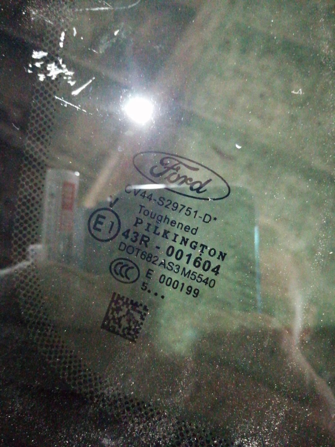 стекло кузовное боковое левое Ford Escape 3 поколение C520 2015, 2.0 л., T8MB, дизель, АКПП, белый, правый руль - фото №1