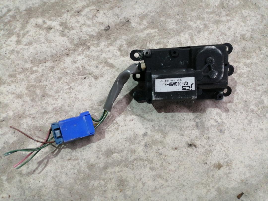 моторчик заслонки печки Mazda 626 GE 1992, 2.0 л., дизель, МКПП, хетчбэк 5 дв., GA601GA5R-2J - фото №1
