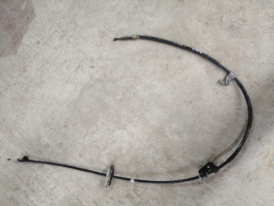 трос ручника Chevrolet Cruze 1 поколение 2011, 1.4 л., бензин, МКПП, белый, седан, правый руль - фото №1