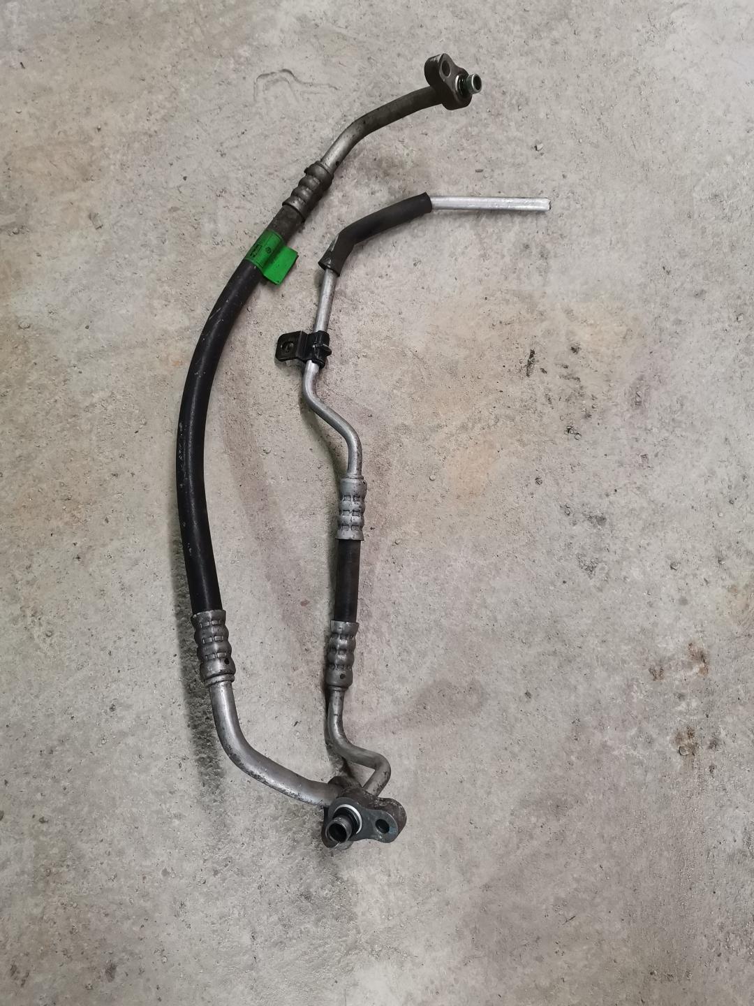 трубка кондиционера SsangYong Rodius 1 поколение 2007, 2.7 л., D27DT, дизель, АКПП, серебристый, правый руль - фото №1