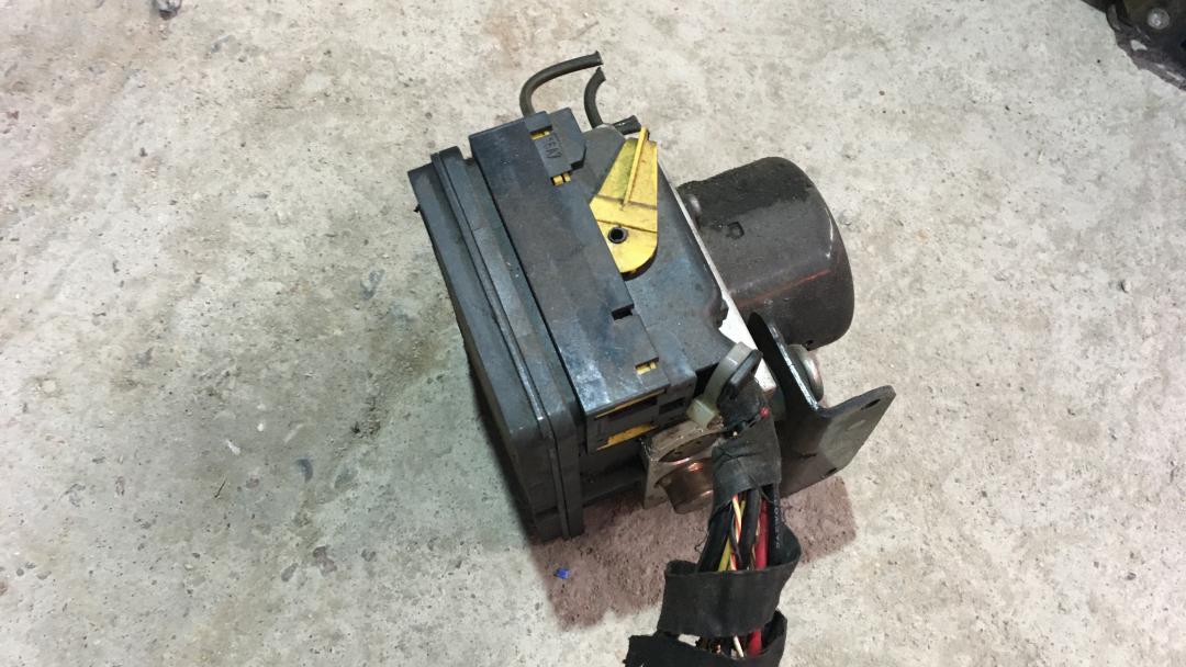 блок ABS SsangYong Rodius 1 поколение 2007, 2.7 л., D27DT, дизель, АКПП, серебристый, правый руль - фото №1