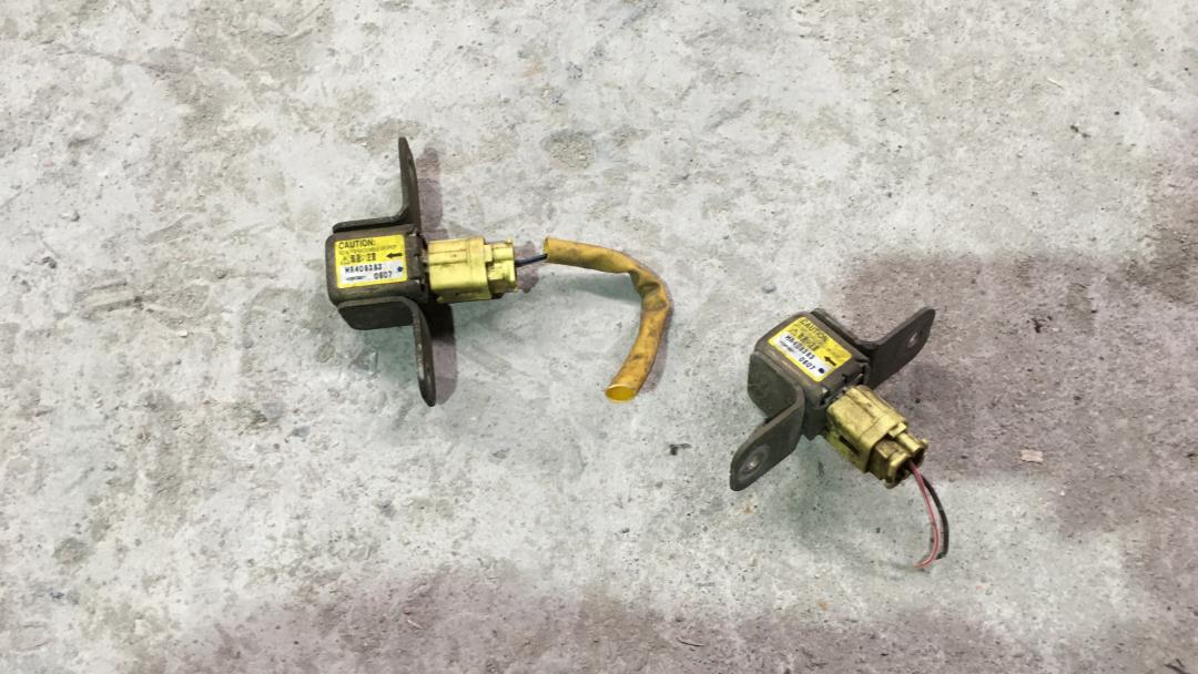 датчик удара Mitsubishi Pajero 3 поколение 2000, 3.5 л., 6G74 (SOHC 24V), бензин, АКПП, синий, правый руль - фото №1