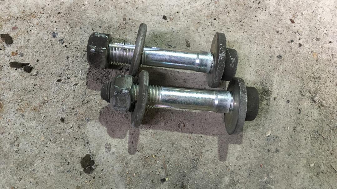 болт развальный SsangYong Rodius 1 поколение 2007, 2.7 л., D27DT, дизель, АКПП, серебристый, правый руль - фото №1