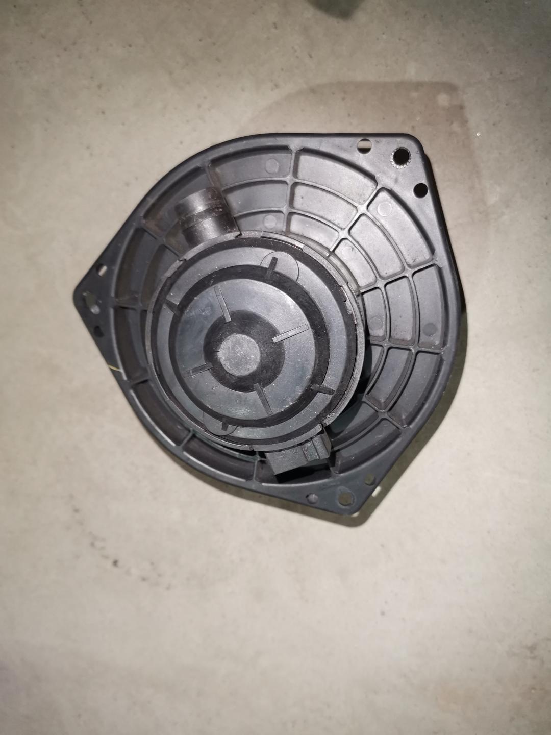 моторчик печки SsangYong Rodius 1 поколение 2007, 2.7 л., D27DT, дизель, АКПП, серебристый, правый руль - фото №1