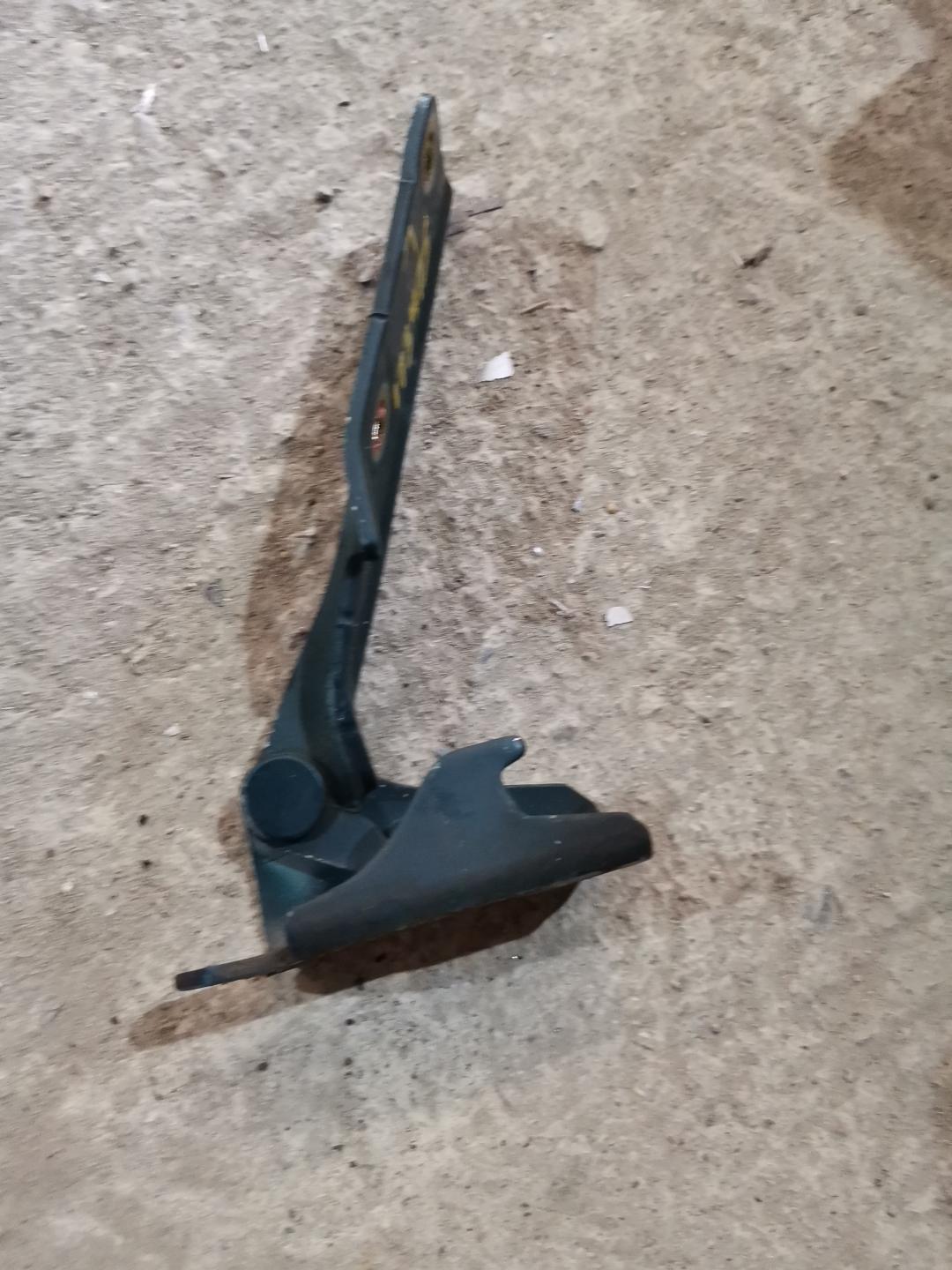 петля капота левая Mitsubishi Pajero 3 поколение 2000, 3.5 л., 6G74 (SOHC 24V), бензин, АКПП, синий, правый руль - фото №1