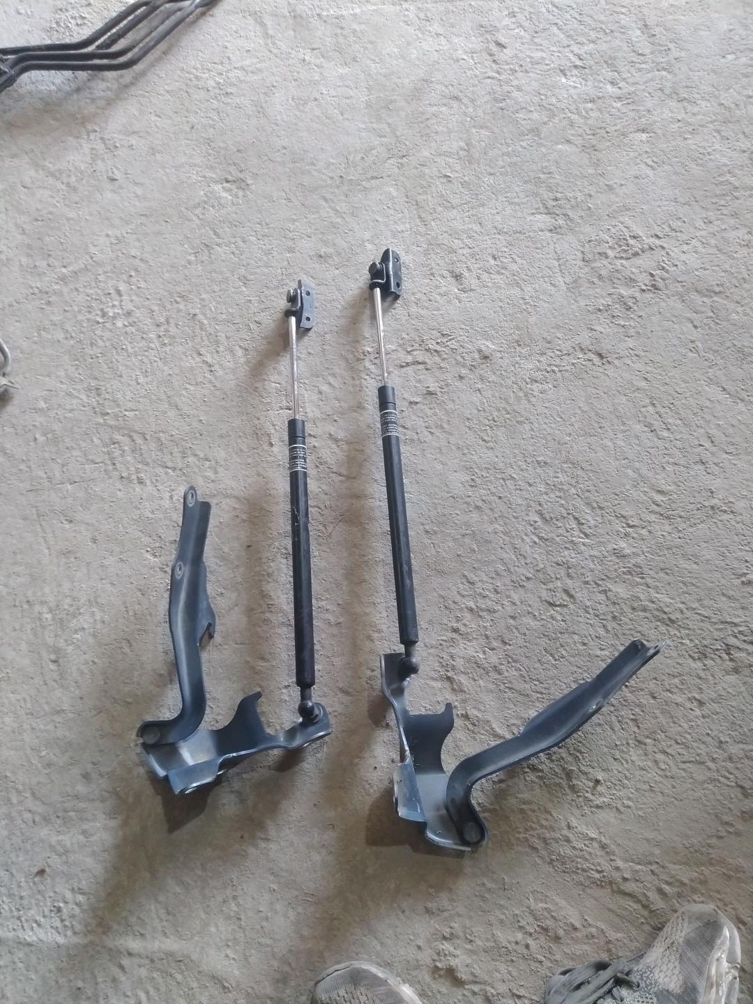 петля капота Subaru Forester 3 поколение (SH) 2009, 2.5 л., EJ253, бензин, АКПП, синий, правый руль - фото №1