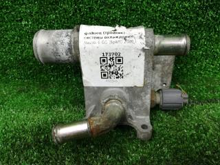 фланец (тройник) системы охлаждения Mazda 6 GG 2003, 2.3 л., i, L3, бензин, МКПП, серебристый, хетчбэк 5 дв., передний привод, правый руль