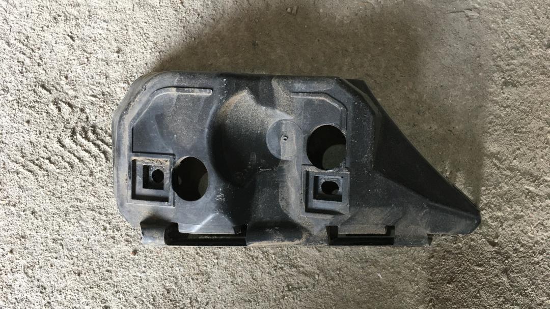 Крепление бампера переднего Volvo V50 1 поколение 2006, 2.4 л., B 5244 S4, бензин, АКПП, серебристый, универсал, передний привод, правый руль - фото №1