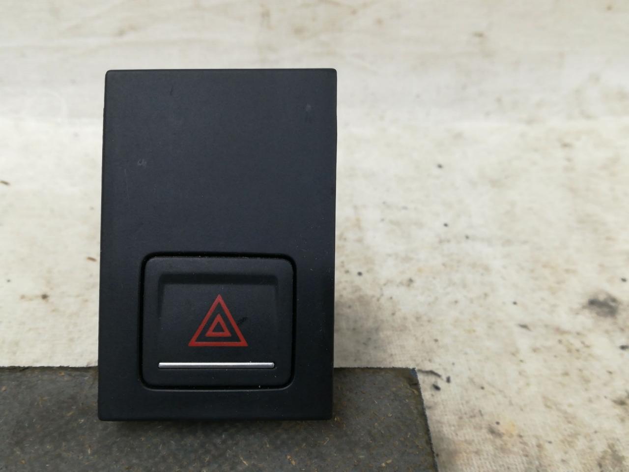 кнопка аварийной сигнализации Volkswagen Golf 7 поколение 2016, 1.4 л., CZCA, бензин, АКПП, белый, универсал, передний привод, правый руль, 5G0919225A - фото №1