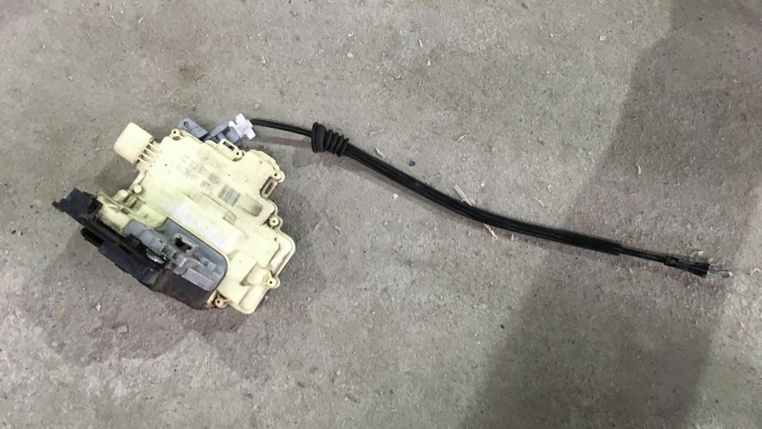 замок двери передней левой Volkswagen Passat B6 2007, 3.2 л., AXZ, бензин, АКПП, черный, седан, полный привод, правый руль - фото №1