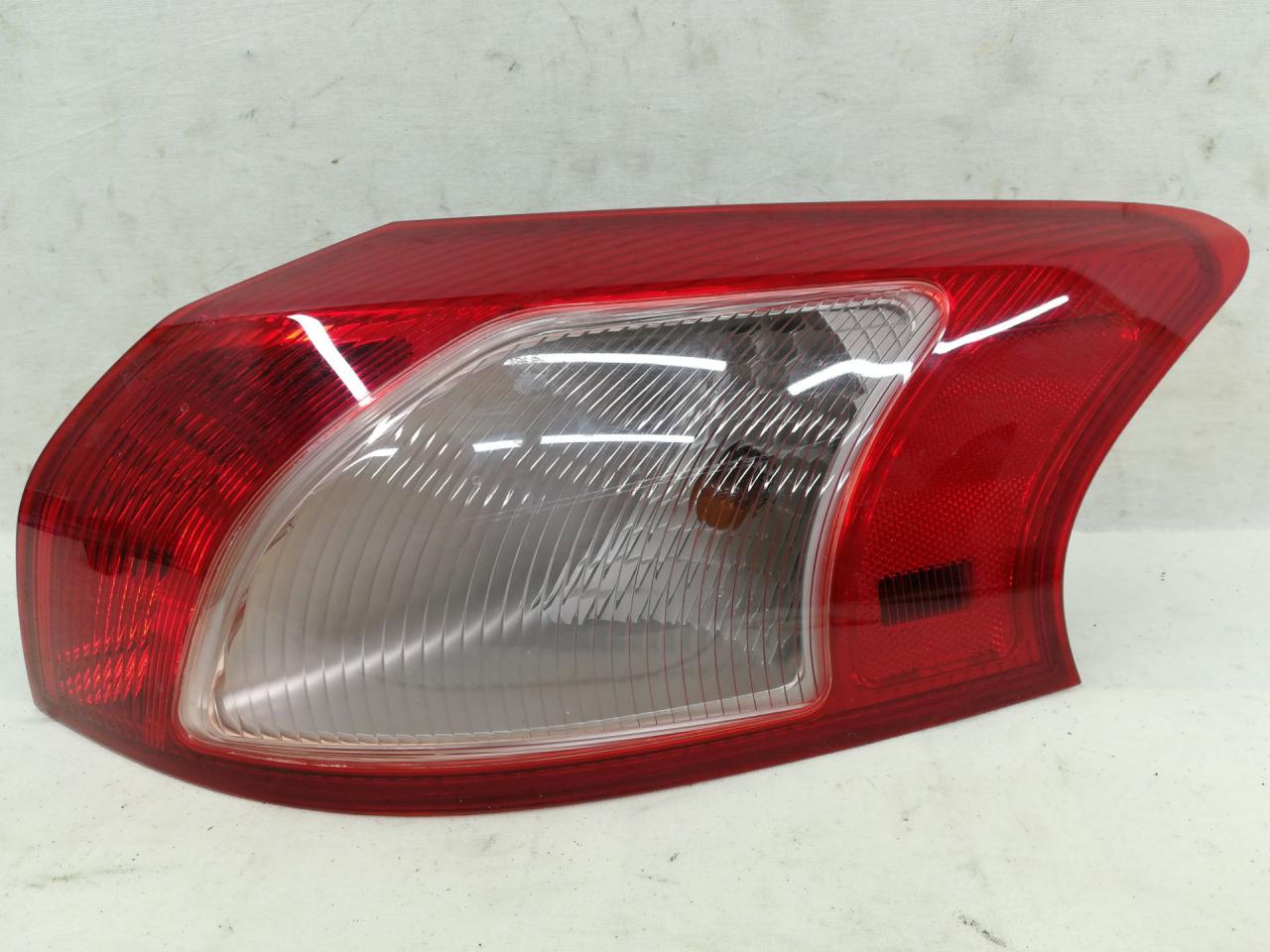 фонарь задний правый Mitsubishi Lancer 10 поколение 2010, 2.4 л., 4B12, бензин, АКПП, белый, хетчбэк 5 дв., передний привод, 22087978 - фото №1