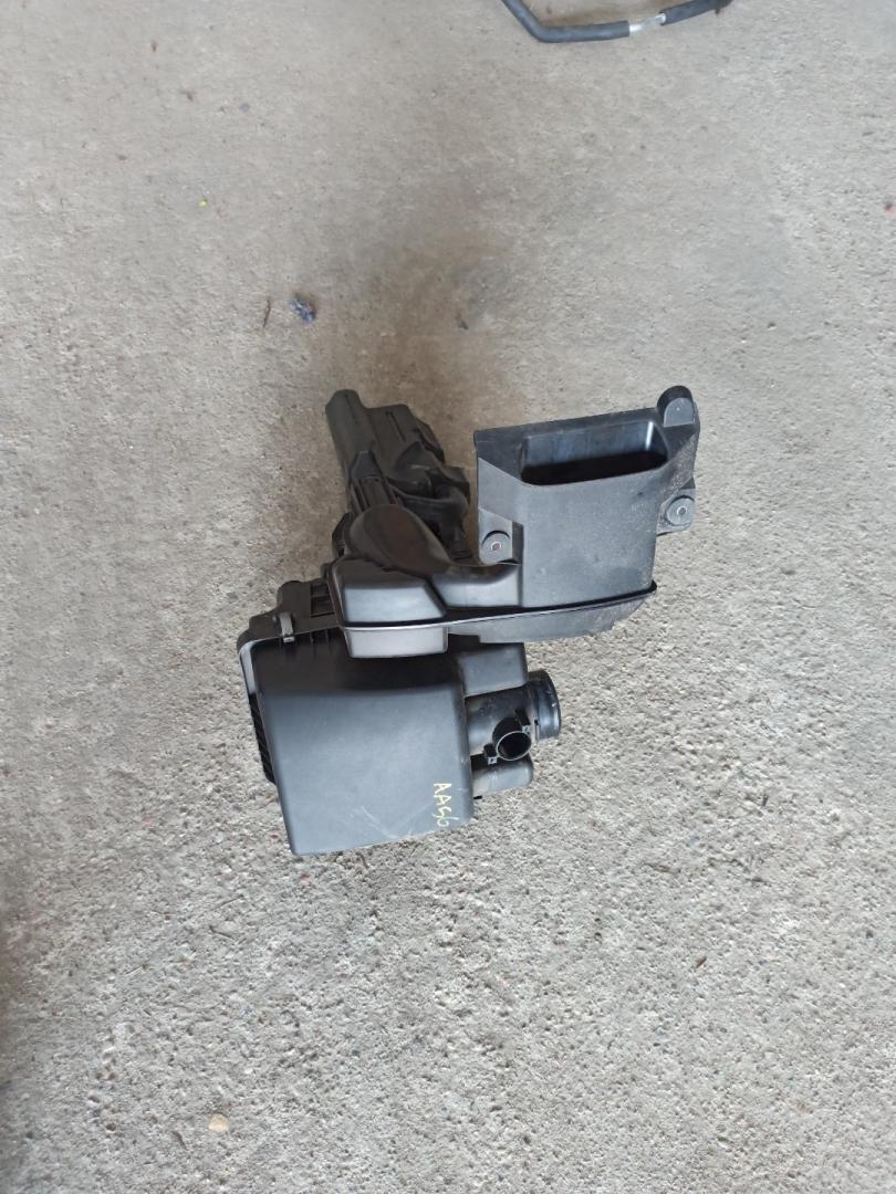 корпус воздушного фильтра Mazda 3 3 поколение 2016, 2.0 л., бензин, АКПП, серый, седан, передний привод, правый руль - фото №1