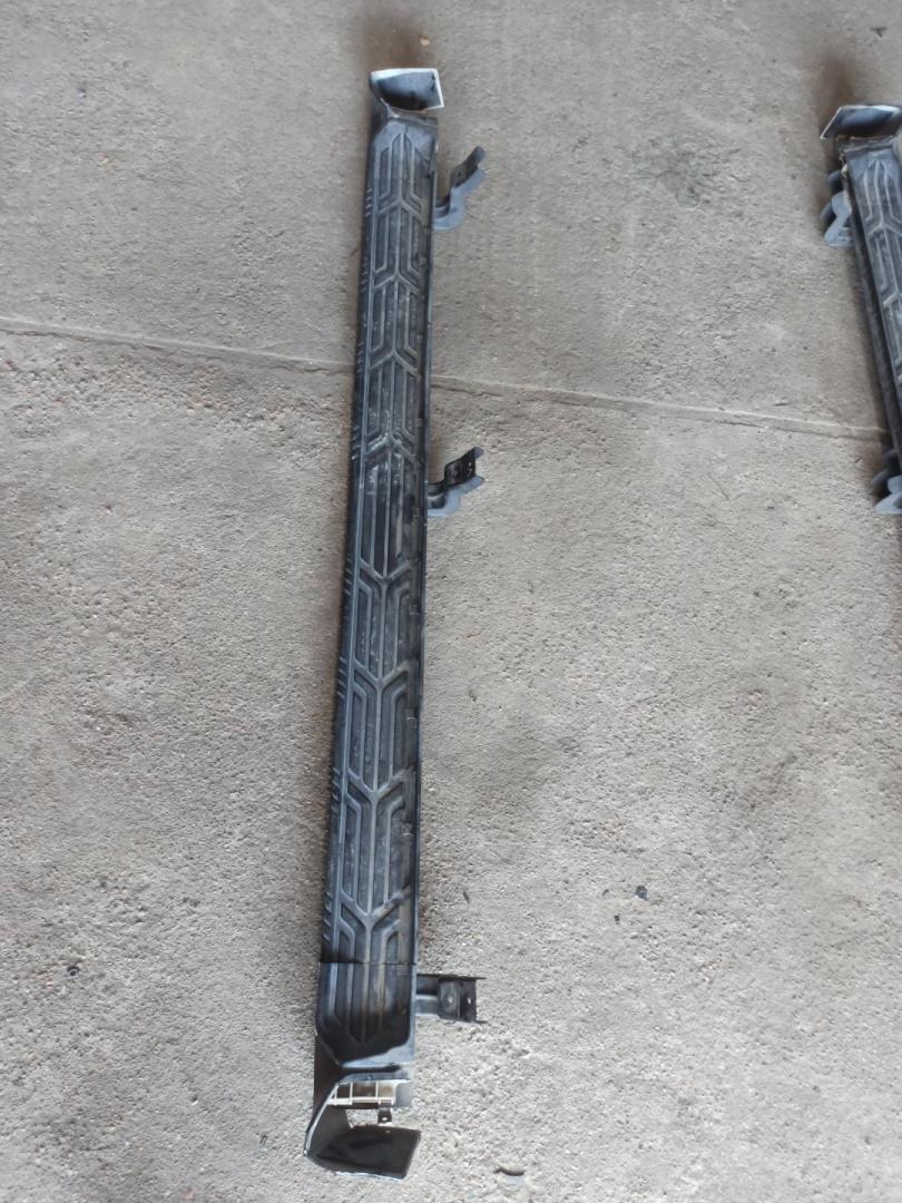 подножка Infiniti QX80 1 поколение Z62 2014, 5.6 л., VK56DE, бензин, АКПП, белый, внедорожник 5 дв., задний привод - фото №1