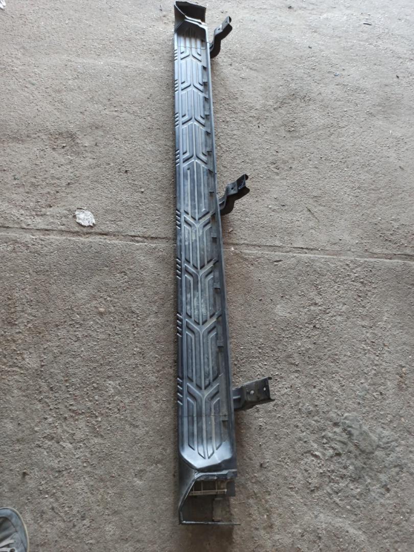 подножка Infiniti QX80 1 поколение Z62 2014, 5.6 л., VK56DE, бензин, АКПП, белый, внедорожник 5 дв., задний привод - фото №1