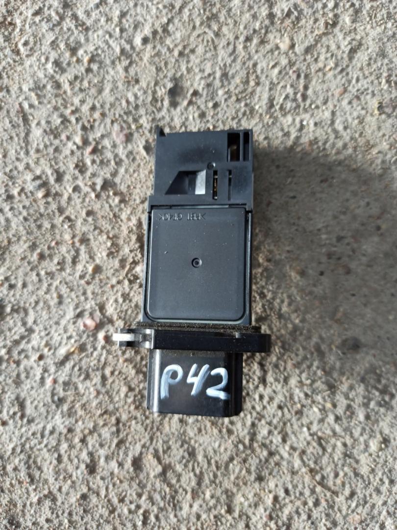 расходомер воздуха Infiniti QX80 1 поколение Z62 2014, 5.6 л., VK56DE, бензин, АКПП, белый, внедорожник 5 дв., задний привод - фото №1