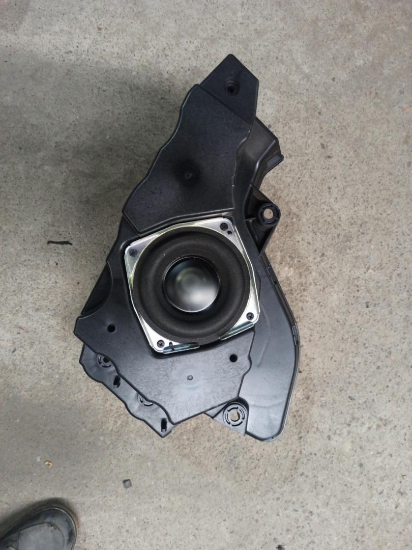 сабвуфер Infiniti QX80 1 поколение Z62 2014, 5.6 л., VK56DE, бензин, АКПП, белый, внедорожник 5 дв., задний привод - фото №1