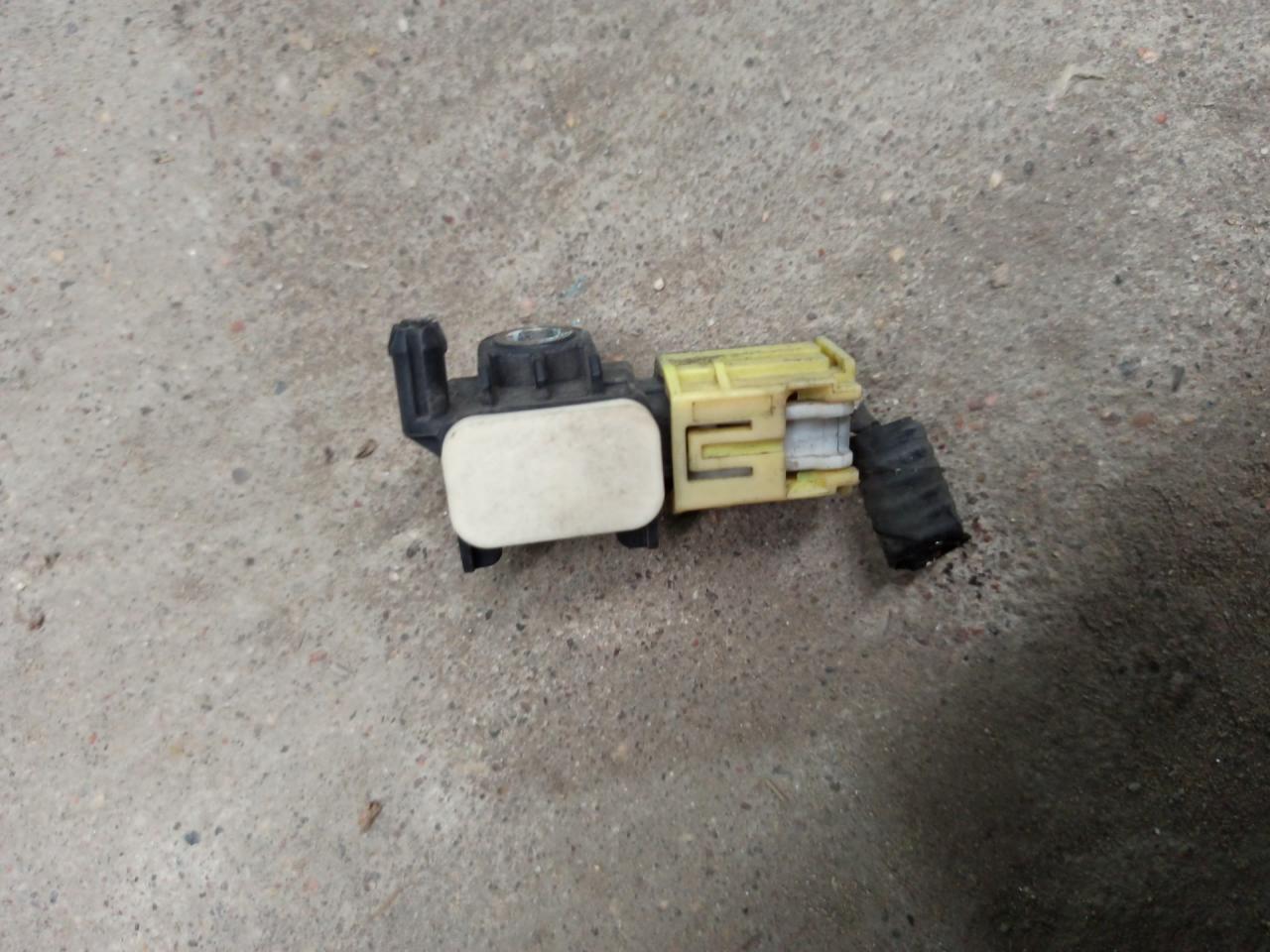 датчик удара Infiniti QX80 1 поколение Z62 2014, 5.6 л., VK56DE, бензин, АКПП, белый, внедорожник 5 дв., задний привод - фото №1