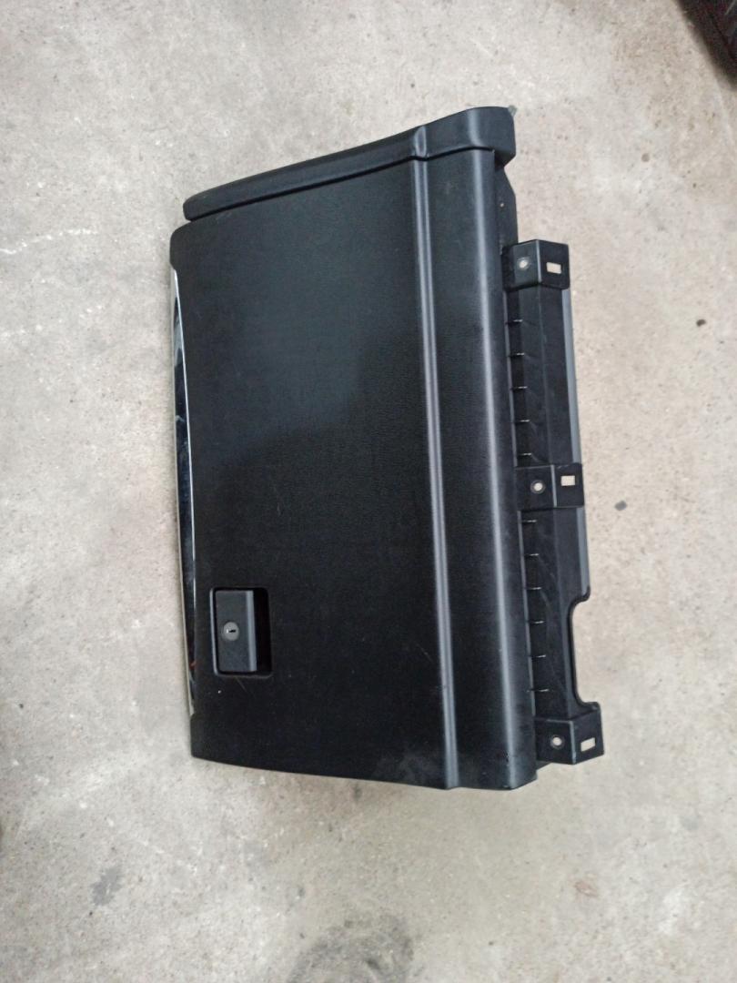 бардачок Infiniti QX80 1 поколение Z62 2014, 5.6 л., VK56DE, бензин, АКПП, белый, внедорожник 5 дв., задний привод - фото №1