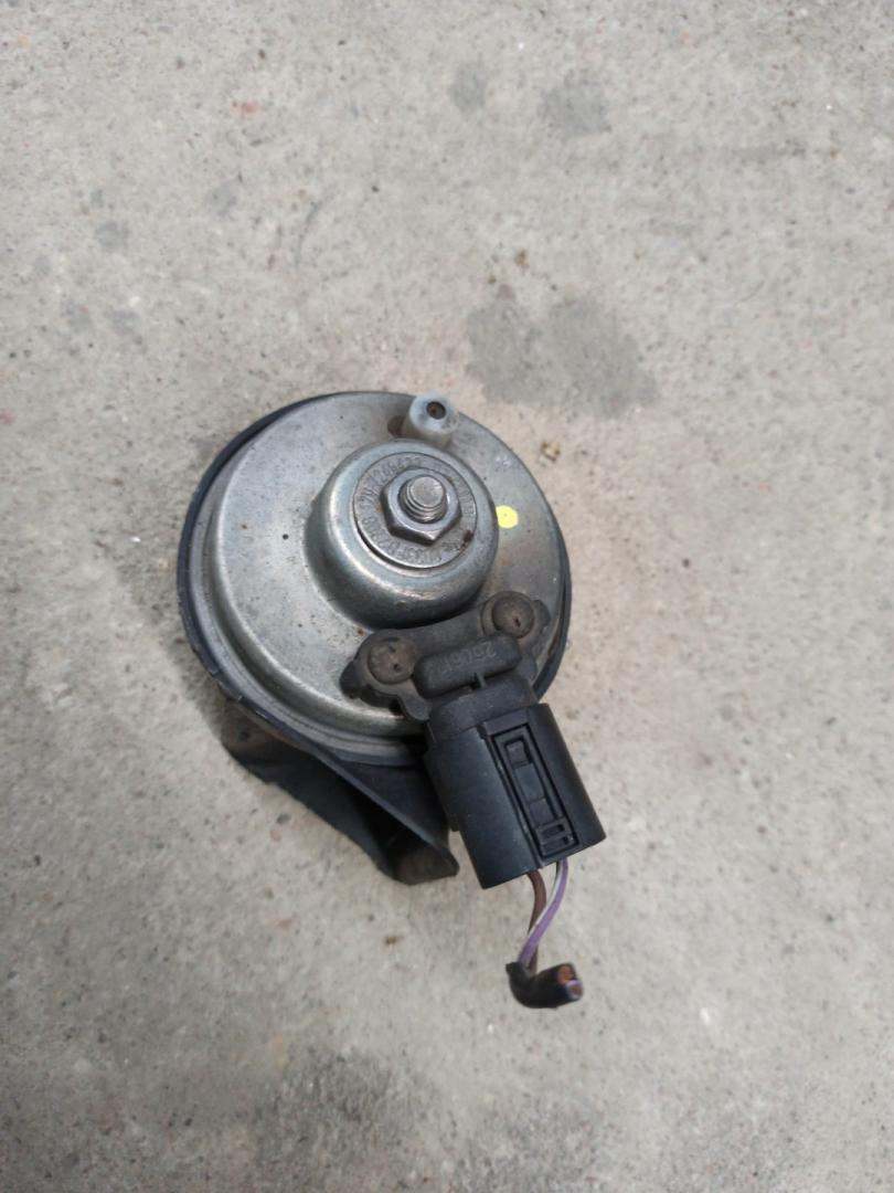 сигнал (клаксон) BMW 3 серия F30/F31/F34 F30 2013, 2.0 л., N20 B20 A, бензин, АКПП, черный, седан, полный привод, E9001157 - фото №1