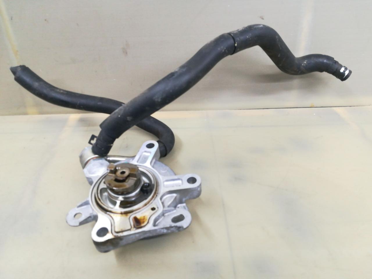 насос вакуумный Mazda 3 3 поколение 2016, 2.0 л., бензин, АКПП, серый, седан, передний привод, правый руль, PE0718G00 - фото №1