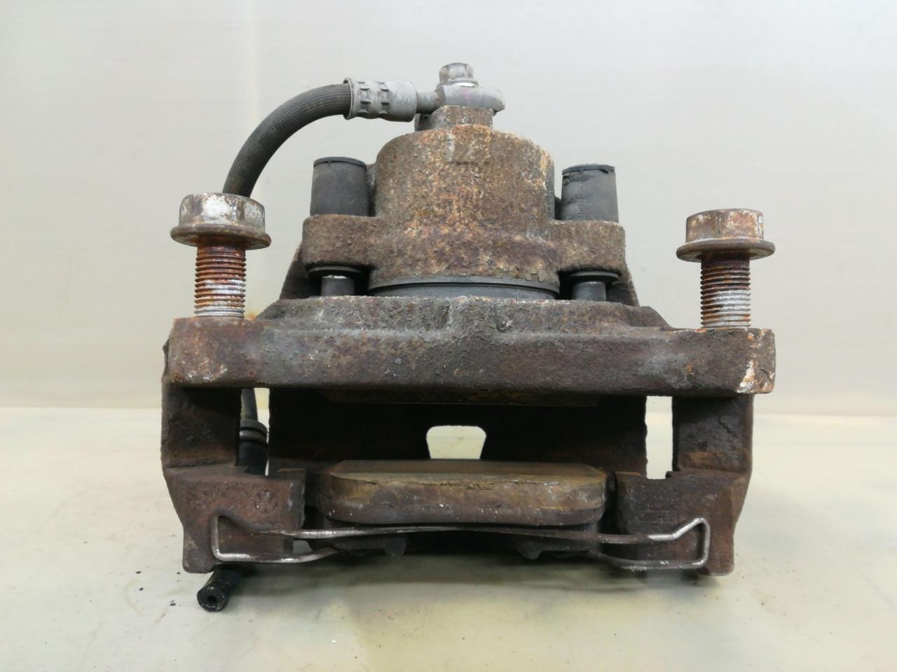 суппорт передний левый Volkswagen Passat (USA) 1 поколение 2015, 1.8 л., TFSI, бензин, АКПП, черный, седан, передний привод - фото №1