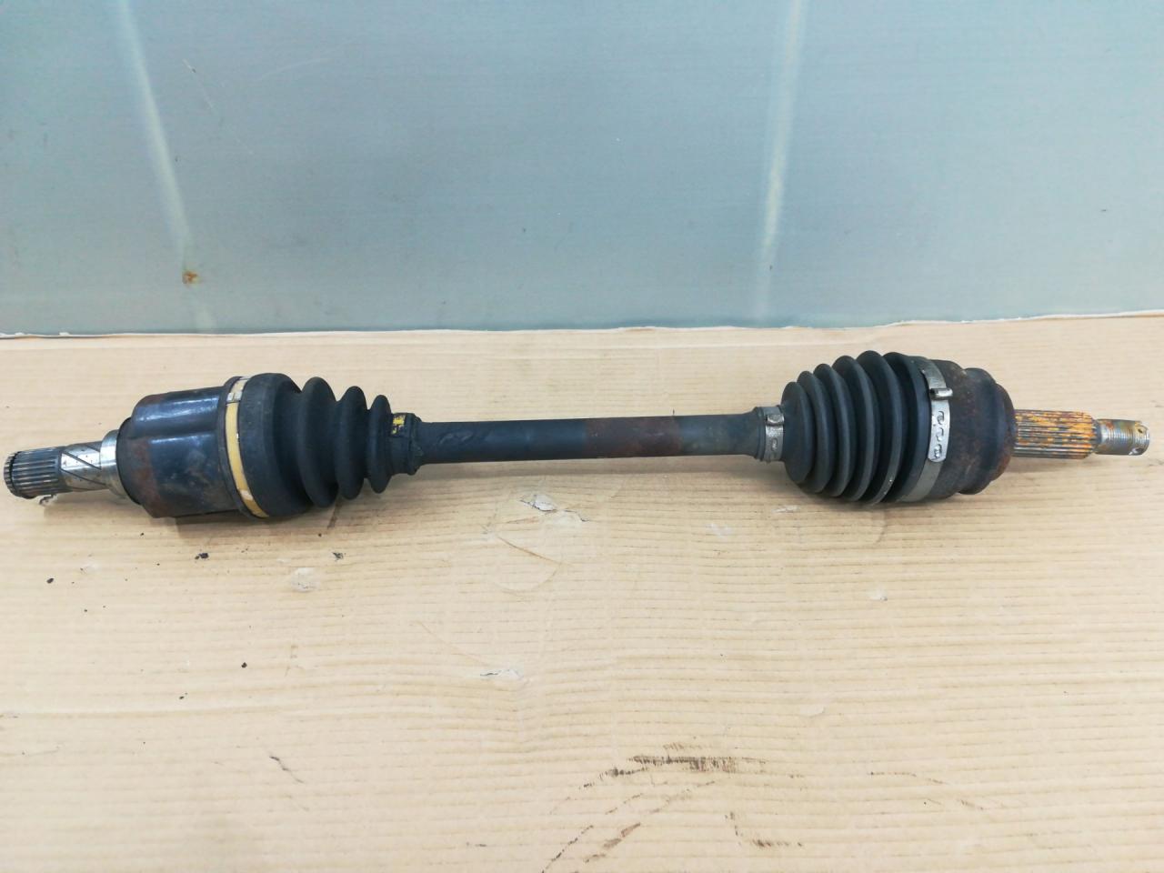 полуось передняя левая (приводной вал, ШРУС) Mitsubishi Lancer 10 поколение 2010, 2.4 л., 4B12, бензин, АКПП, белый, хетчбэк 5 дв., передний привод - фото №1