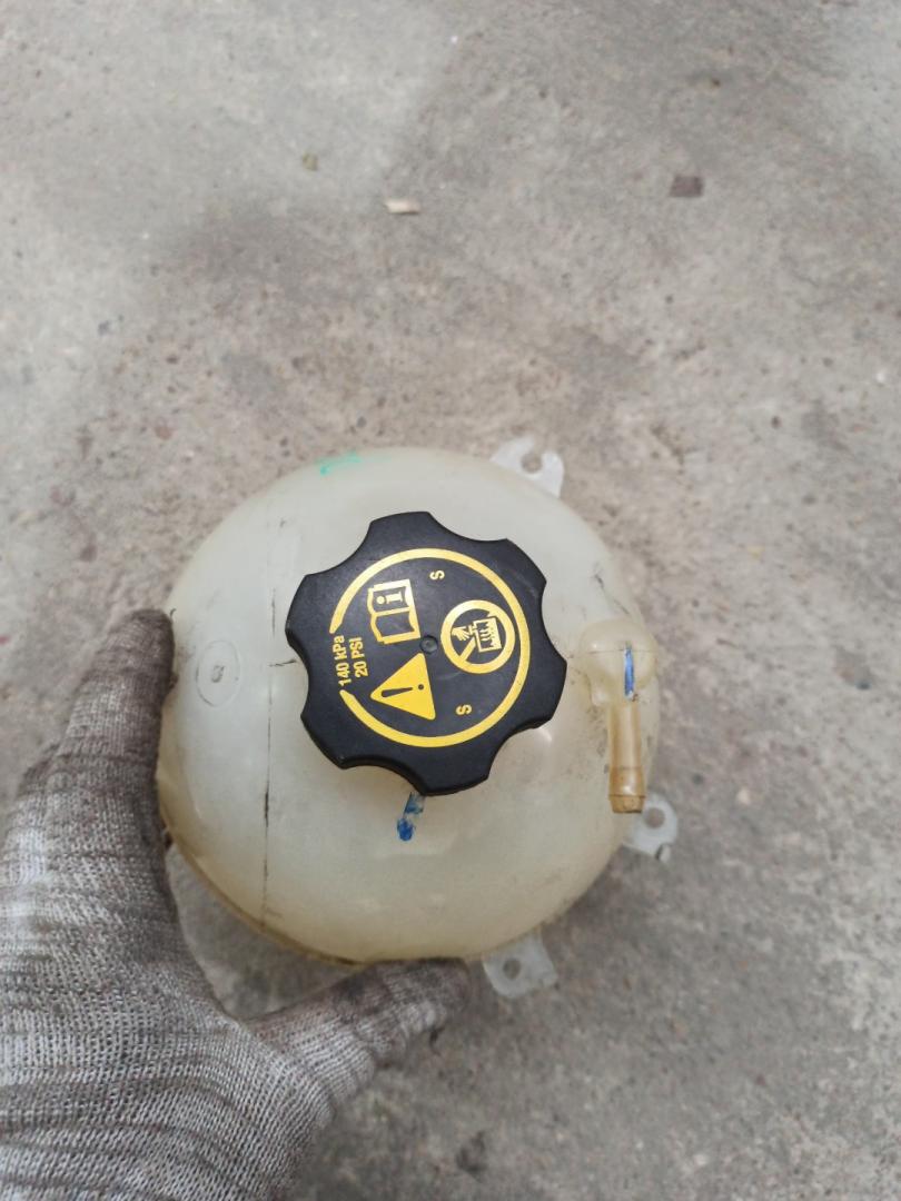 бачок расширительный GMC Terrain 2 поколение 2020, 1.5 л., бензин, АКПП, темно-серый, внедорожник 5 дв., полный привод - фото №1