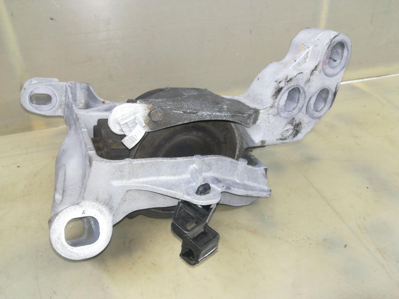 подушка крепления двигателя Mazda 3 3 поколение 2016, 2.0 л., бензин, АКПП, серый, седан, передний привод, правый руль - фото №1