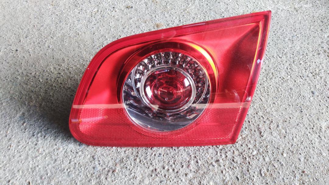 фонарь крышки багажника правый Volkswagen Passat B6 2007, 2.0 л., FSI, BVY, бензин, серебристый, передний привод, правый руль - фото №1