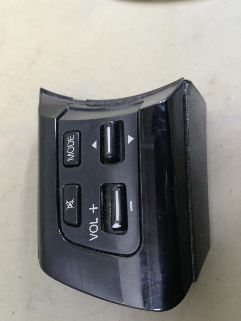 кнопки управления на руле Mazda CX-7 1 поколение 2007, 2.3 л., L3-VDT, бензин, АКПП, красный, внедорожник 5 дв., полный привод - фото №1