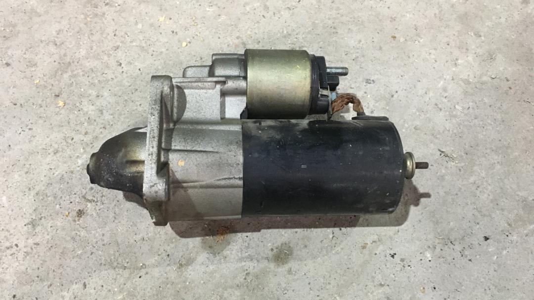 стартер Alfa Romeo 156 1 поколение 2001, 2.5 л., бензин, АКПП, серо-голубой, седан, передний привод, правый руль - фото №1