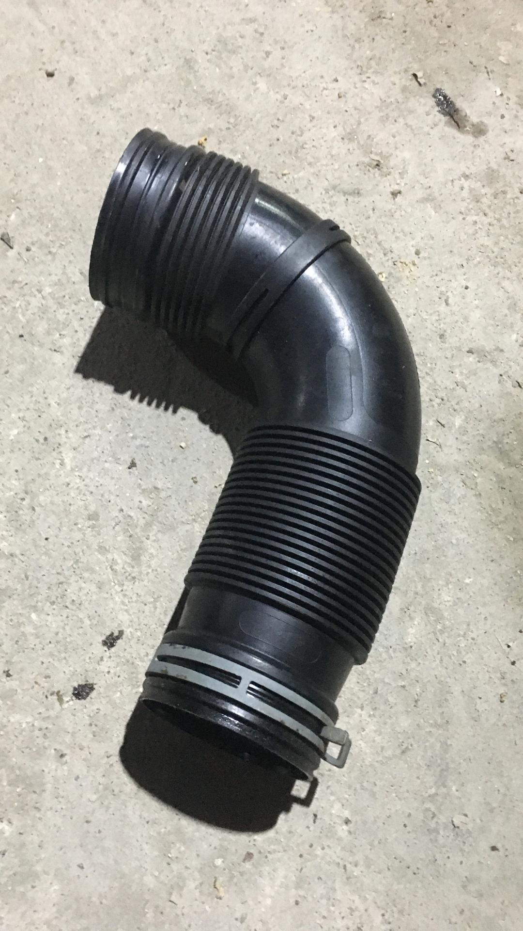 гофра инжектора Volkswagen Golf 5 поколение 2008, 1.4 л., TSI, BLG, бензин, АКПП, серебристый, универсал, передний привод, правый руль - фото №1