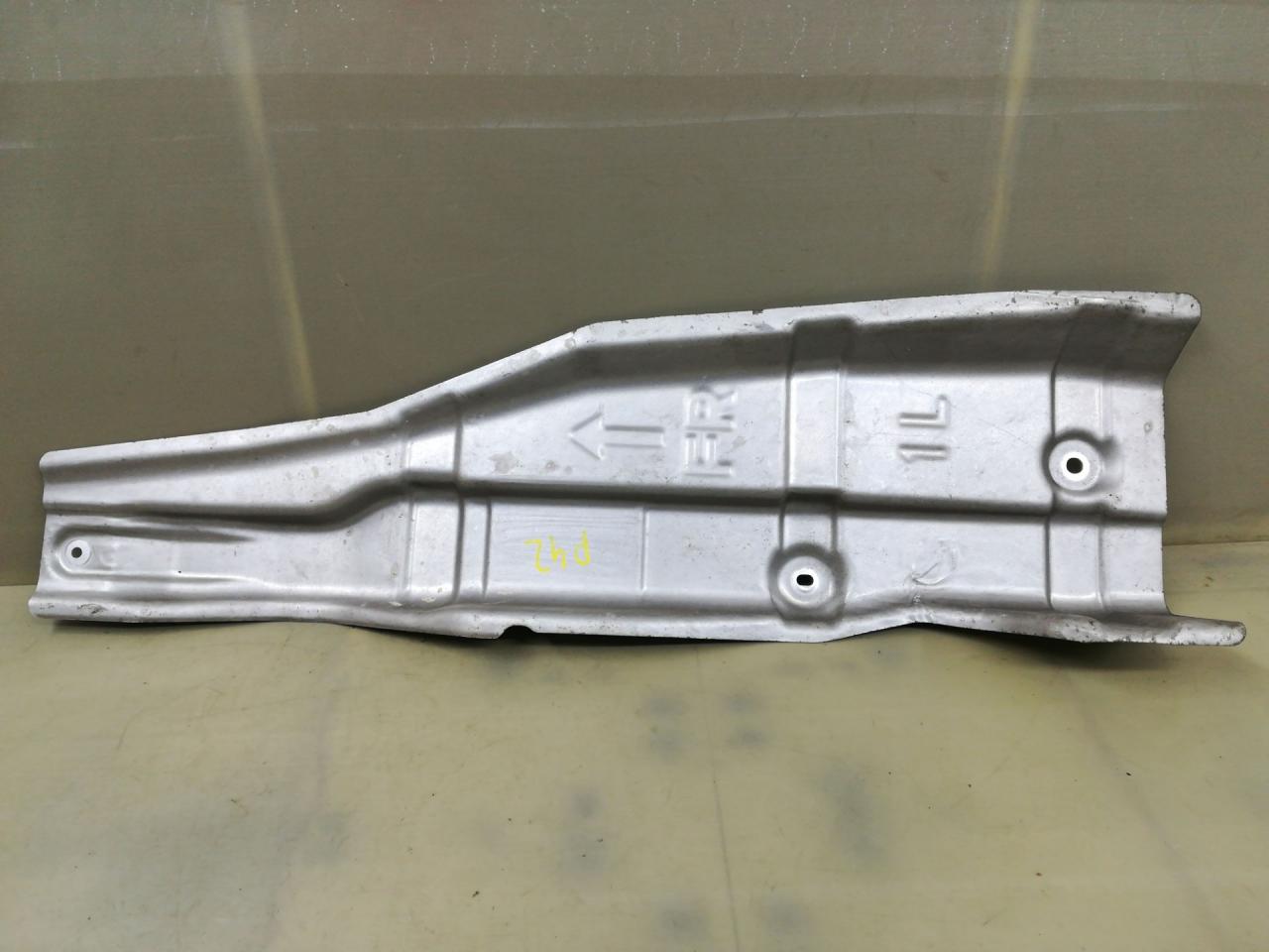 тепловой экран глушителя Infiniti QX80 1 поколение Z62 2014, 5.6 л., VK56DE, бензин, АКПП, белый, внедорожник 5 дв., задний привод - фото №1