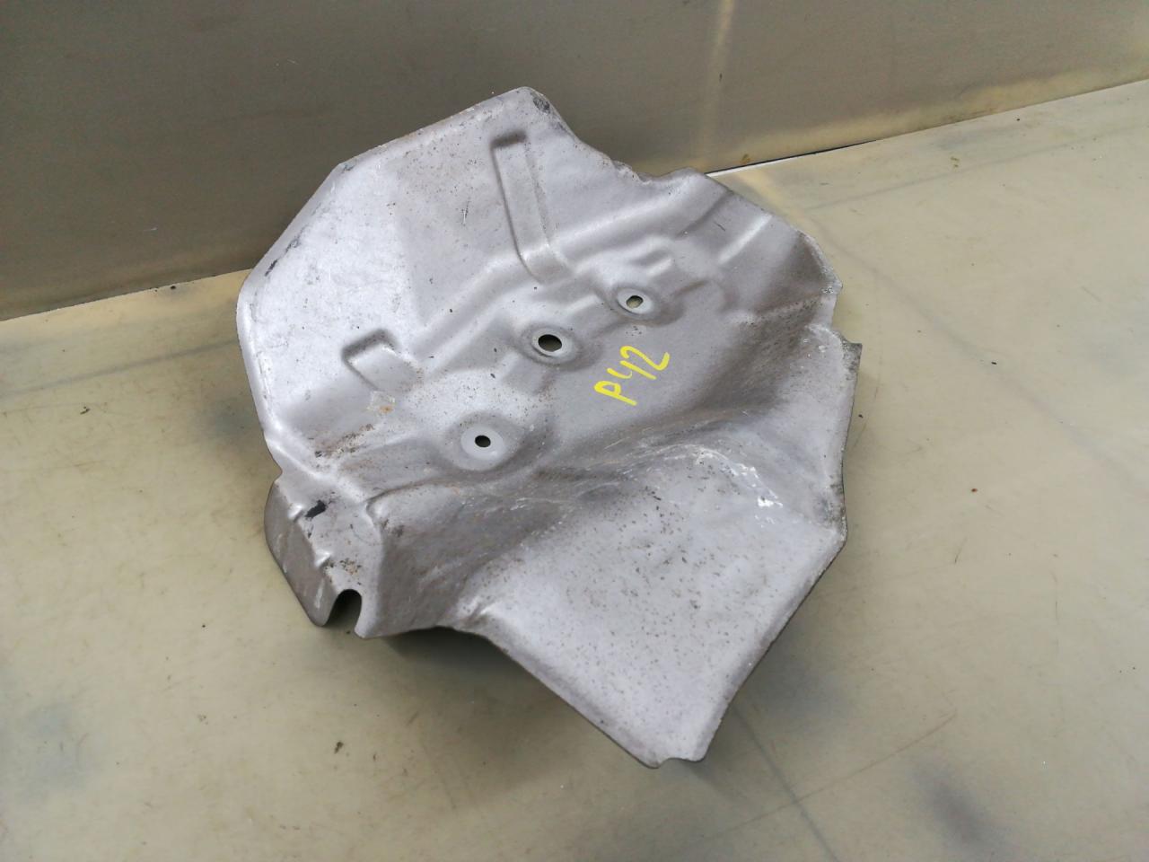 тепловой экран глушителя Infiniti QX80 1 поколение Z62 2014, 5.6 л., VK56DE, бензин, АКПП, белый, внедорожник 5 дв., задний привод - фото №1