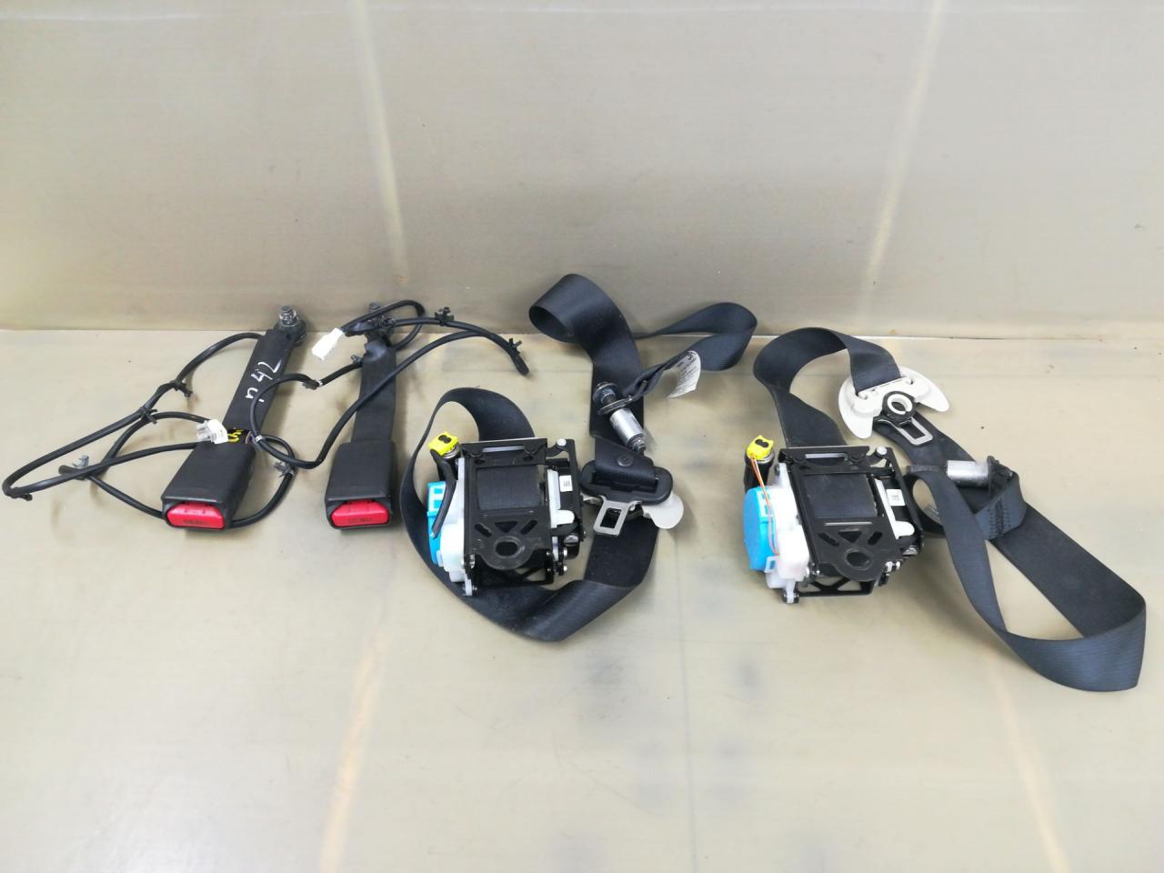 ремень безопасности Infiniti QX80 1 поколение Z62 2014, 5.6 л., VK56DE, бензин, АКПП, белый, внедорожник 5 дв., задний привод, CE0112140205, SE0106140204 - фото №1