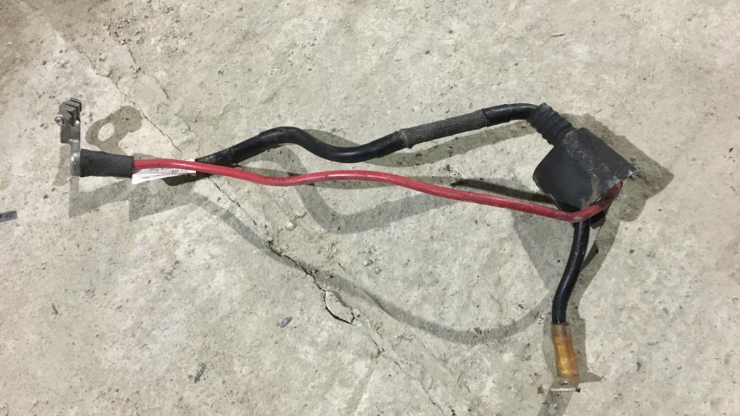 плюсовой провод аккумулятора Volkswagen Passat B6 2007, 2.0 л., FSI, BVY, бензин, серебристый, передний привод, правый руль - фото №1