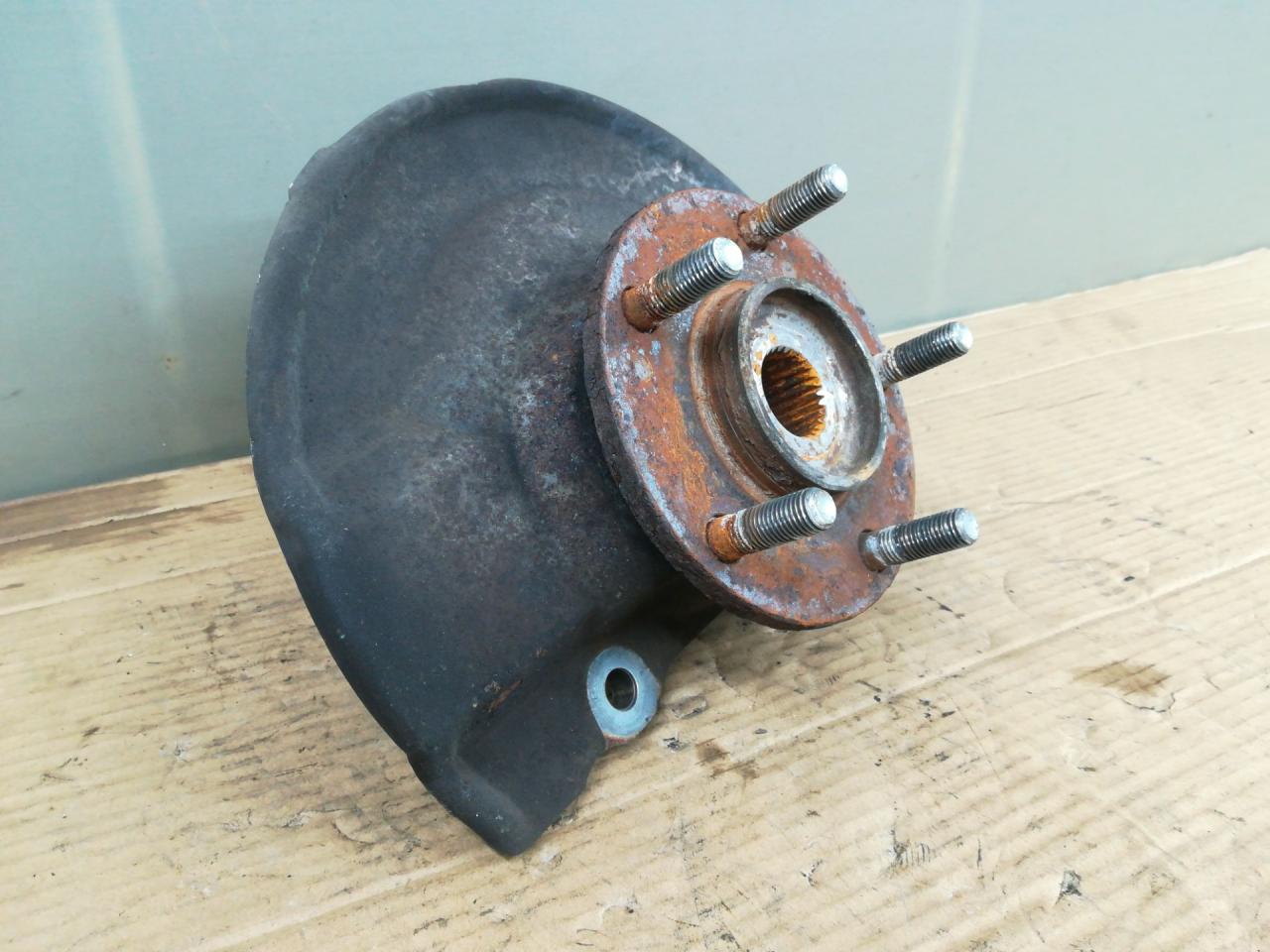 кулак поворотный правый Mitsubishi Lancer 10 поколение 2010, 2.4 л., 4B12, бензин, АКПП, белый, хетчбэк 5 дв., передний привод - фото №1