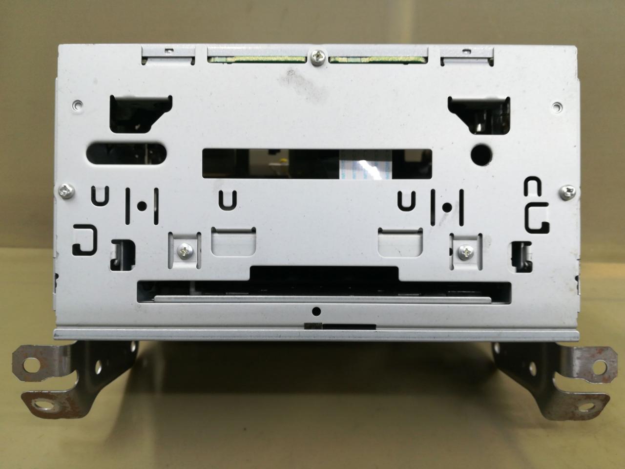 магнитола Mitsubishi Lancer 10 поколение 2010, 2.4 л., 4B12, бензин, АКПП, белый, хетчбэк 5 дв., передний привод, 8701A363, DY3W69U5 - фото №1