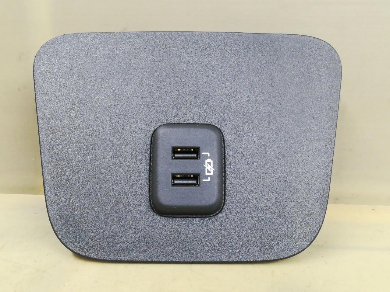 разъем AUX / USB GMC Terrain 2 поколение 2020, 1.5 л., бензин, АКПП, темно-серый, внедорожник 5 дв., полный привод, 13598459 - фото №1