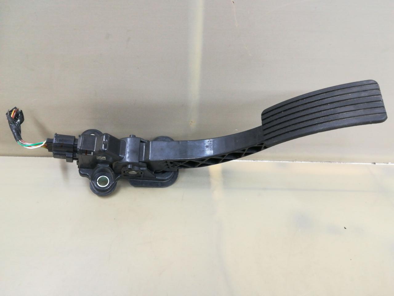 педаль Mitsubishi Lancer 10 поколение 2010, 2.4 л., 4B12, бензин, АКПП, белый, хетчбэк 5 дв., передний привод, 1600A102 - фото №1