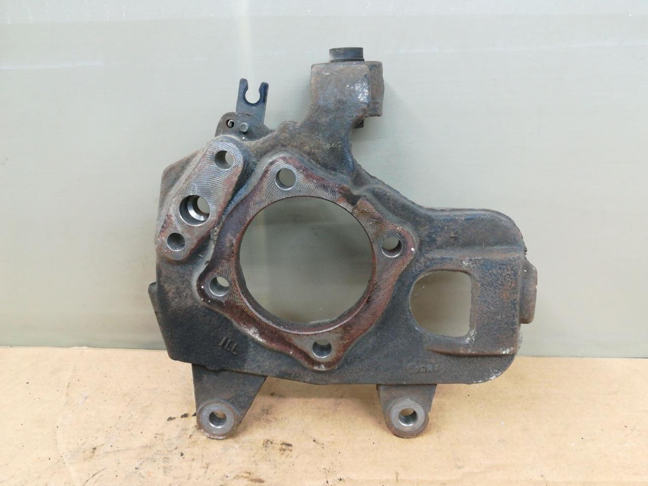 кулак задний левый Infiniti QX80 1 поколение Z62 2014, 5.6 л., VK56DE, бензин, АКПП, белый, внедорожник 5 дв., задний привод - фото №1