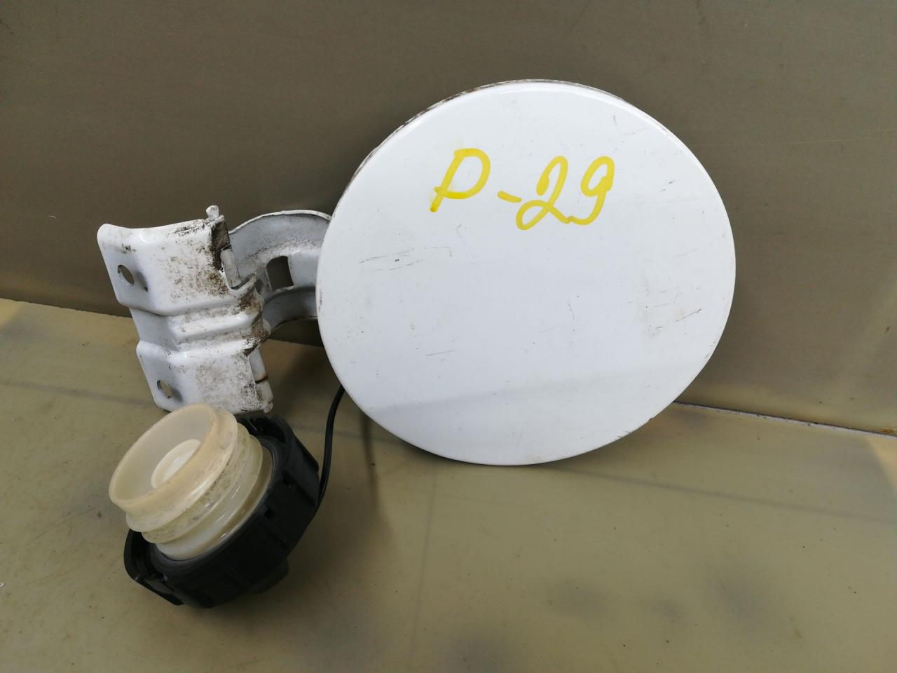 лючок топливного бака Mitsubishi Lancer 10 поколение 2010, 2.4 л., 4B12, бензин, АКПП, белый, хетчбэк 5 дв., передний привод - фото №1