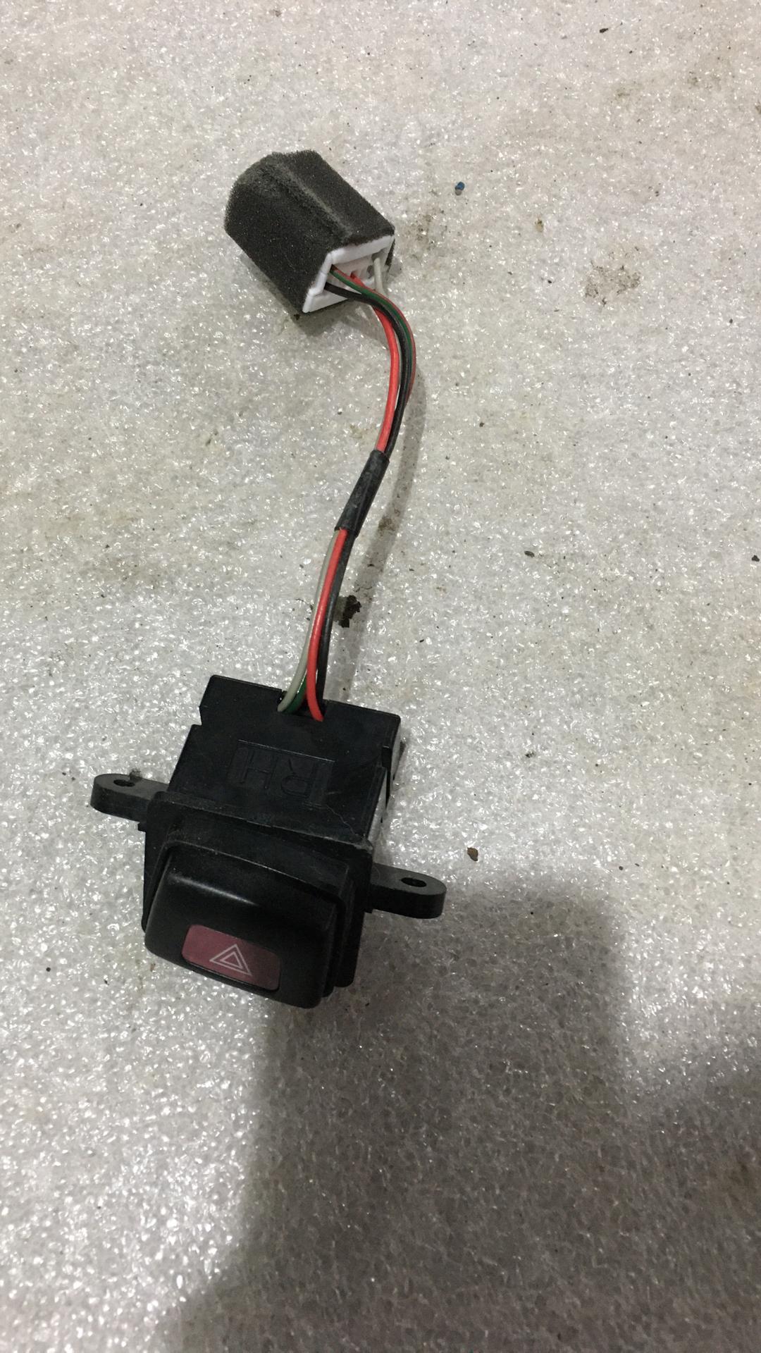 кнопка аварийной сигнализации Mazda Millenia 1 поколение 1999, 2.5 л., бензин, АКПП, белый, седан, передний привод, правый руль - фото №1