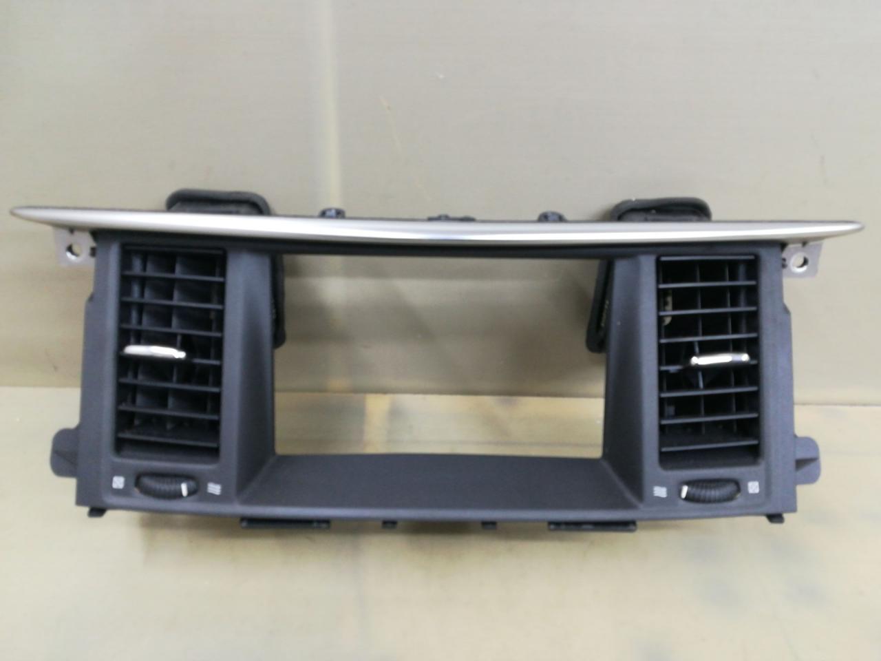 рамка под магнитолу Infiniti QX80 1 поколение Z62 2014, 5.6 л., VK56DE, бензин, АКПП, белый, внедорожник 5 дв., задний привод, 682701LA0A, 687501LA0A, 687511LA0A - фото №1