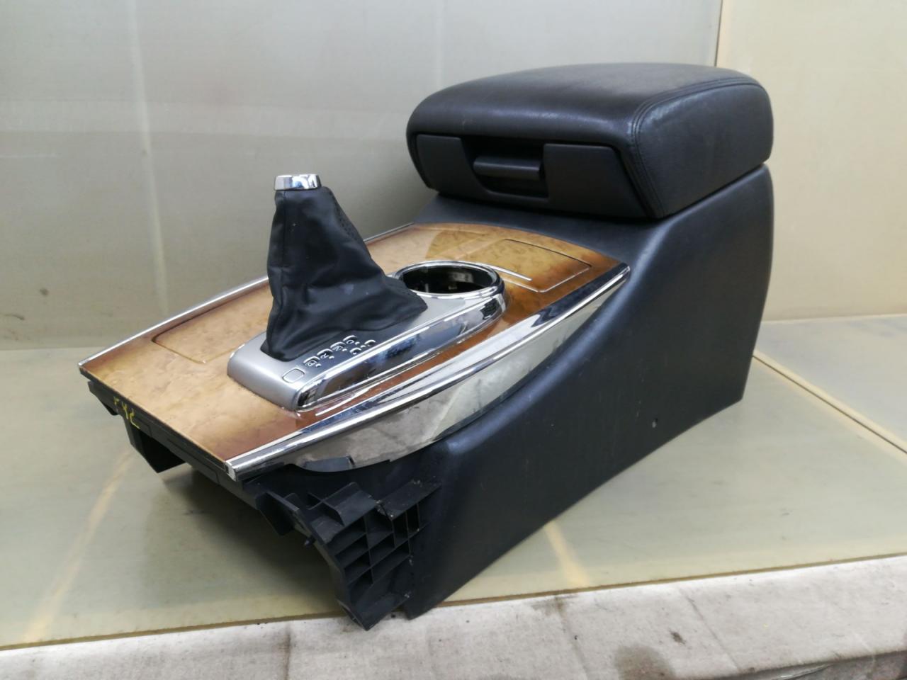 подлокотник Infiniti QX80 1 поколение Z62 2014, 5.6 л., VK56DE, бензин, АКПП, белый, внедорожник 5 дв., задний привод - фото №1