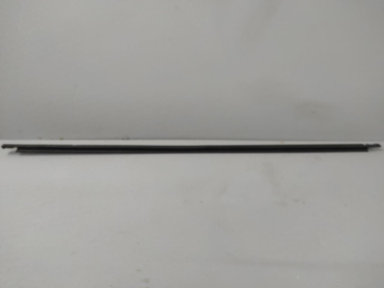 молдинг стекла Volkswagen Golf 7 поколение 2016, 1.4 л., CZCA, бензин, АКПП, белый, универсал, передний привод, правый руль - фото №1